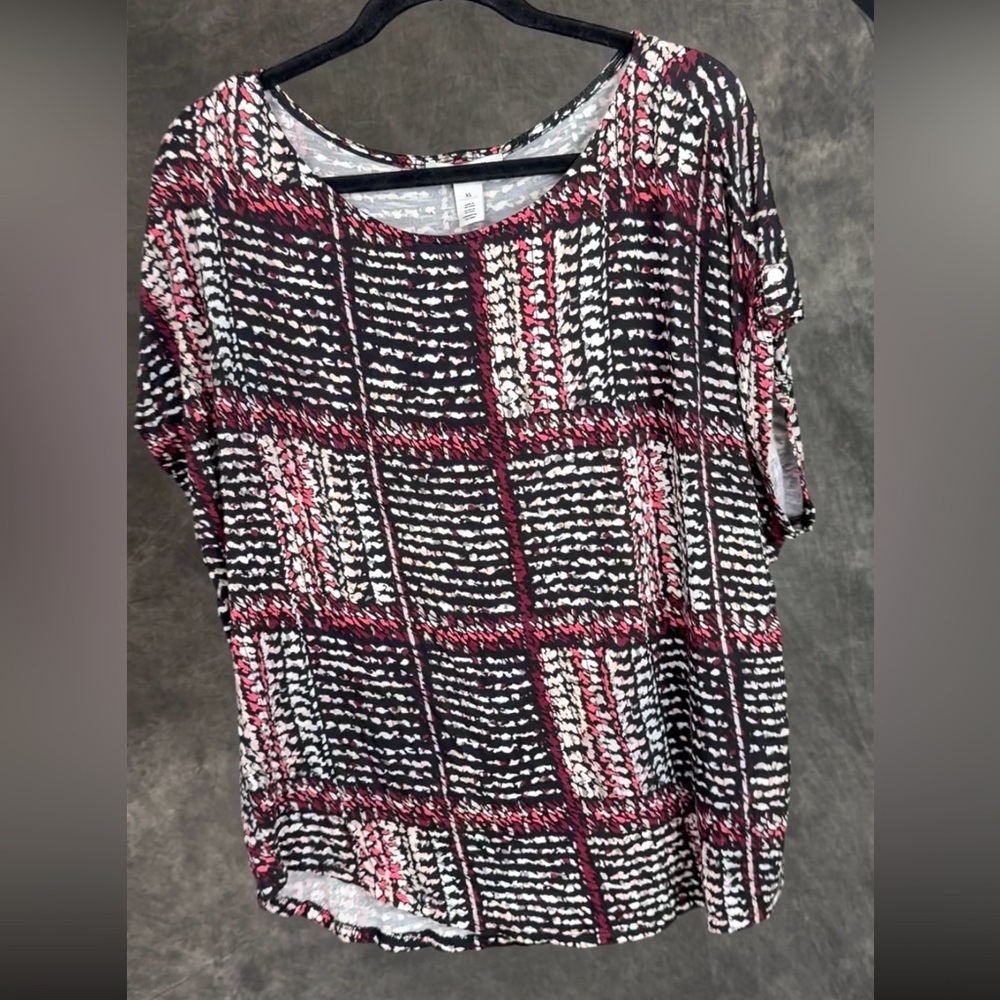 White House Black Market Abstract Grid Blouse | XL | Black Red White | NWT - Picture 3 of 6